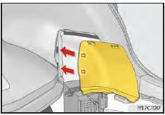 Installation du couvercle d'entretien de la batterie de 12 volts